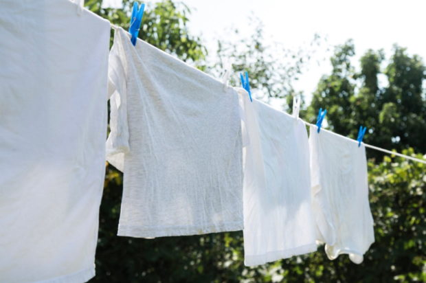 Σεντόνια: Ειδικοί προειδοποιούν όσους τα απλώνουν έξω για να στεγνώσουν - «Λειτουργούν σαν δίχτυ γύρης»