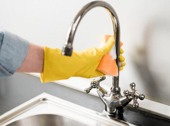 Καθαρές βρύσες σε 10 λεπτά: Το έξυπνο κόλπο από ειδικό για να λάμψουν με 1 φυσικό υλικό