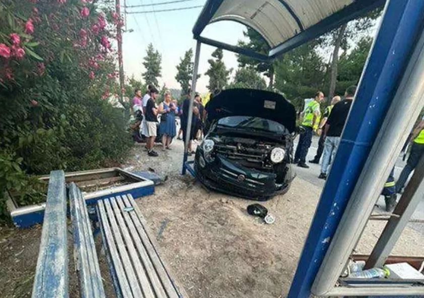 Χαλκιδική: Κακουργηματική δίωξη στον 19χρονο που έπεσε με το αυτοκίνητό του σε στάση λεωφορείου