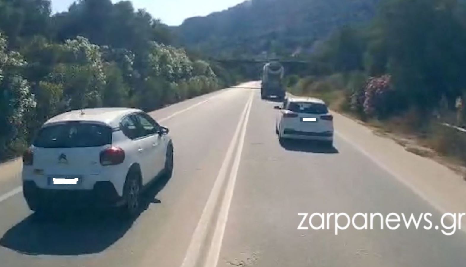 Βίντεο: Επικίνδυνη προσπέραση στον ΒΟΑΚ – Μπήκε στο αντίθετο ρεύμα πριν από στροφή, και πέρασε λεωφορείο, αυτοκίνητο και μπετονιέρα