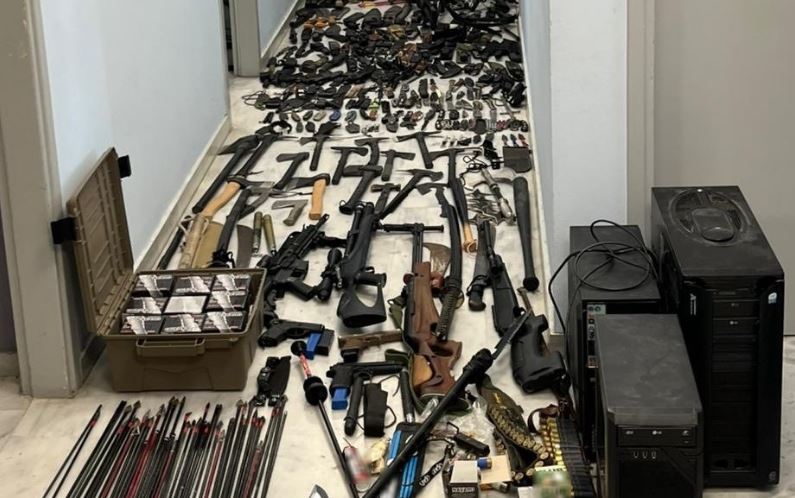 Χανιά: Είχε στο σπίτι του όπλα, σπαθιά και περισσότερα από 100 τσεκούρια – Καλούσε μέσω social media σε επιθέσεις κατά αστυνομικών