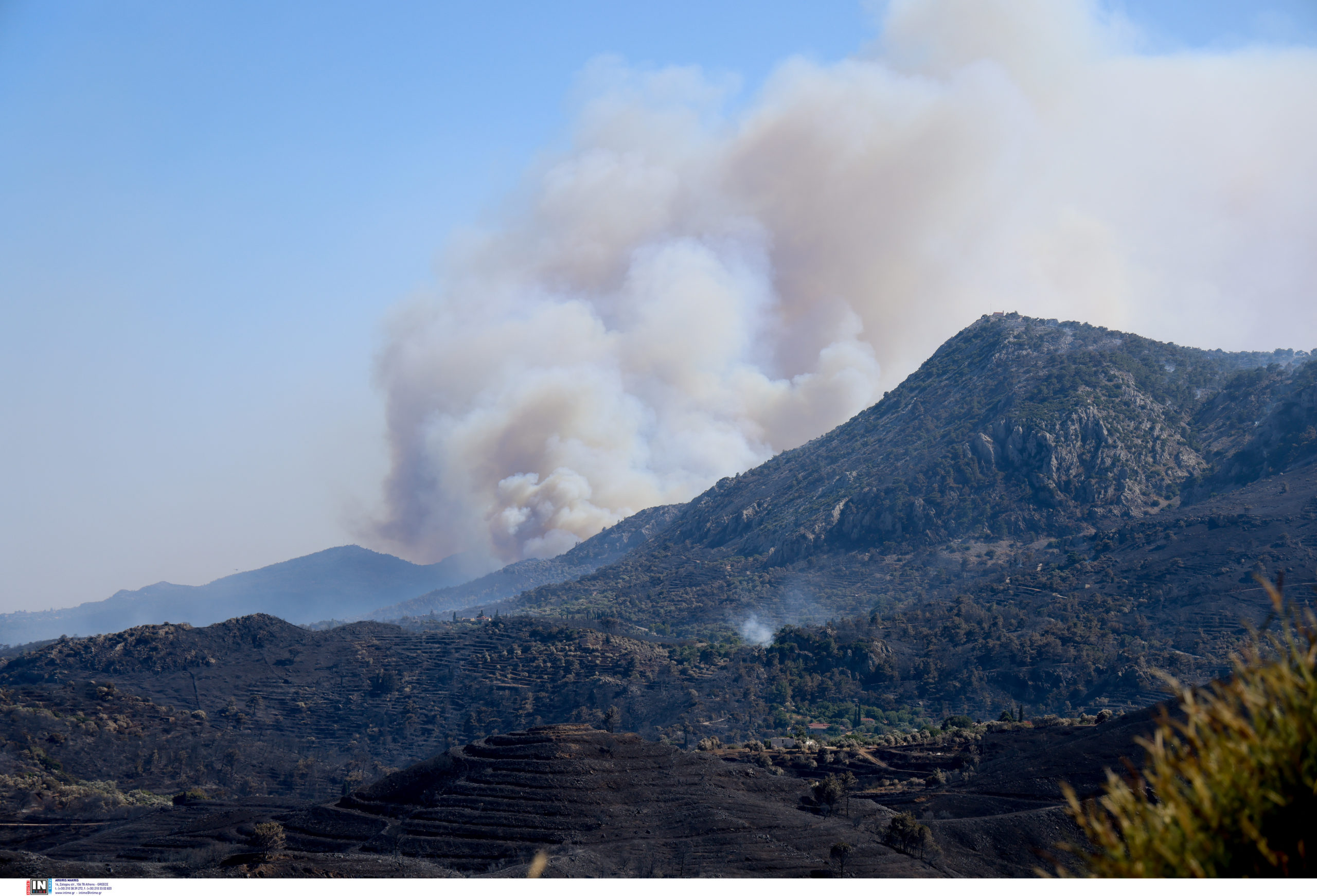 Φωτιά στη Χίο: Μαίνεται για τρίτη συνεχόμενη ημέρα – Νέα μηνύματα από το 112, μάχη για να σωθούν τα Μαστιχοχώρια