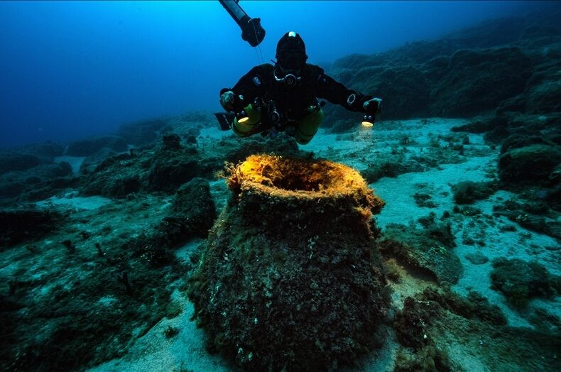 Ένας δύτης εξερευνά τα υπολείμματα ενός ναυαγίου στα ανοιχτά του Νησιού Μπεσμί. Φωτογραφία: AA