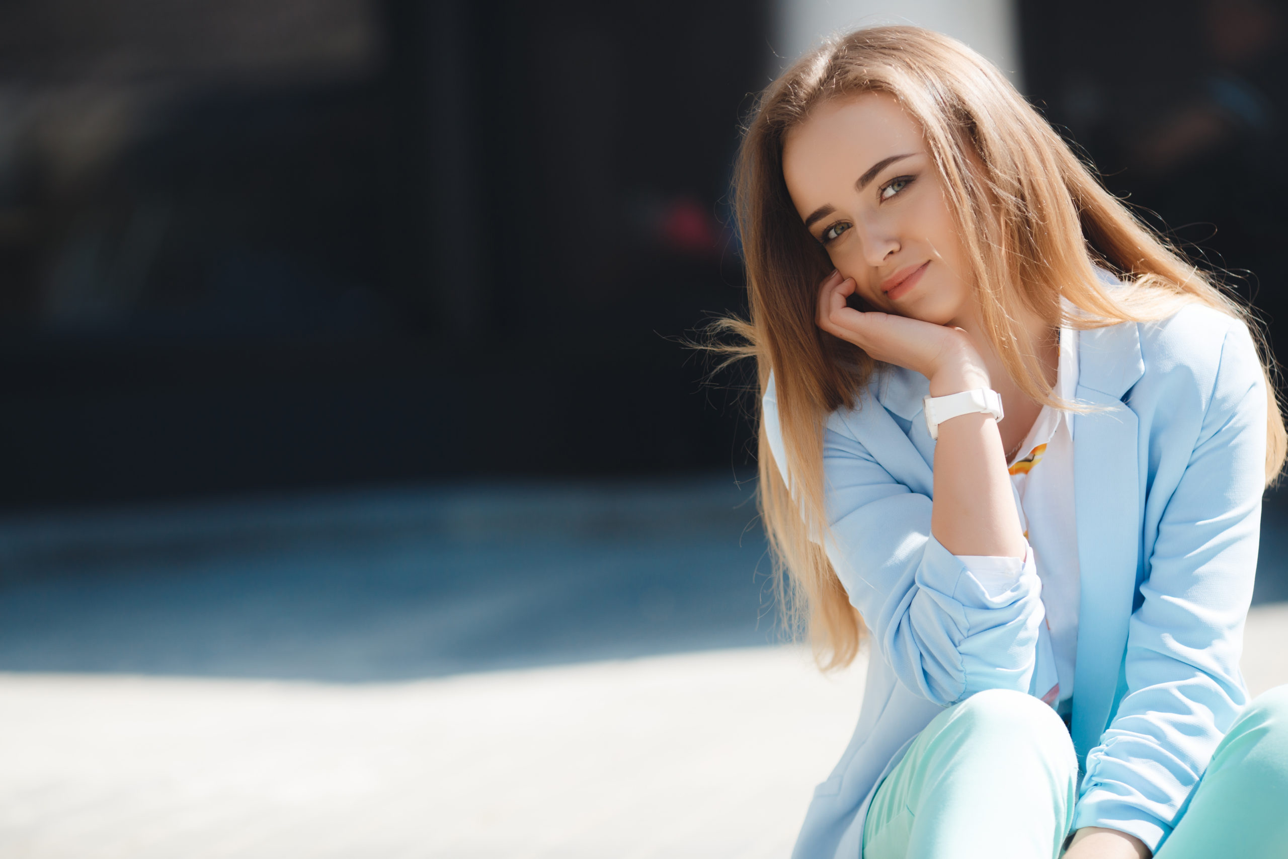 Αναρωτιέται αν πρέπει να χωρίσει τον εξαρτημένο από την μητέρα του άνδρα της - "δεν κάνει τίποτα χωρίς να τη ρωτήσει". Φωτογραφία: Freepik