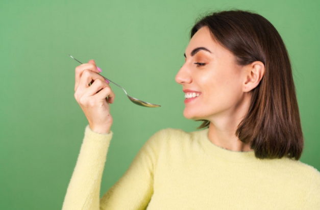 Ύπνος: Γιατρός υποστηρίζει ότι 1 κουταλιά από 1 superfood θα σας βοηθήσει να κοιμηθείτε «μέσα σε λίγα λεπτά»