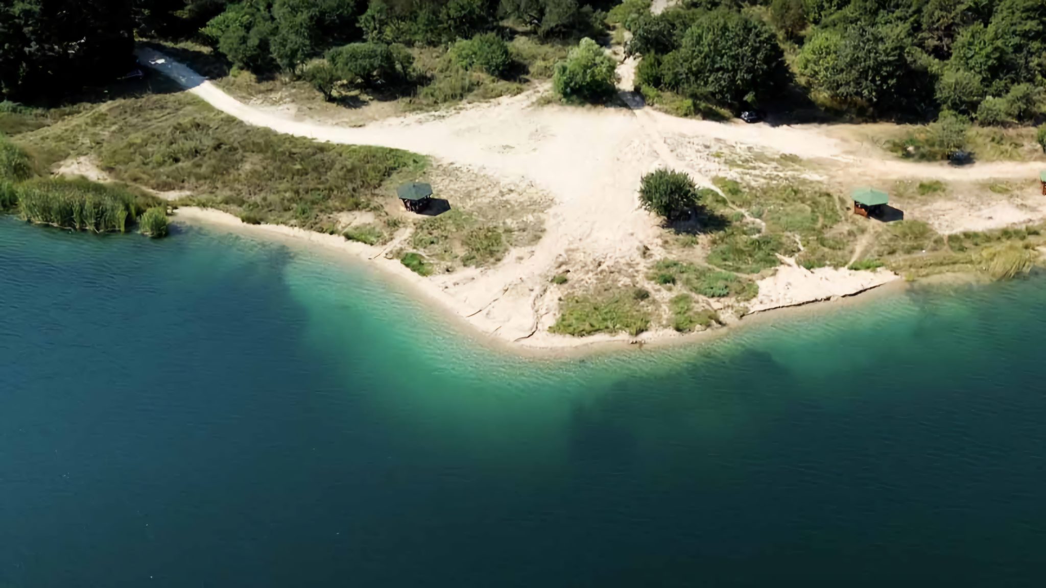 Ζαραβίνα, Λίμνη, Παραλία