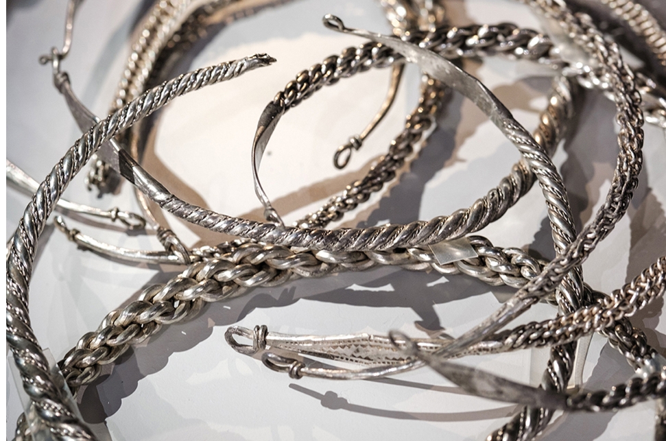 Κομμάτια του περίτεχνου θησαυρού. Φωτογραφία: Arkeologerna