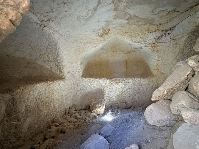 Ο σπάνιος πετρόχτιστος τάφος αποκαλύπτει τα μυστικά της δυναστείας. Φωτογραφία: ΑΑ