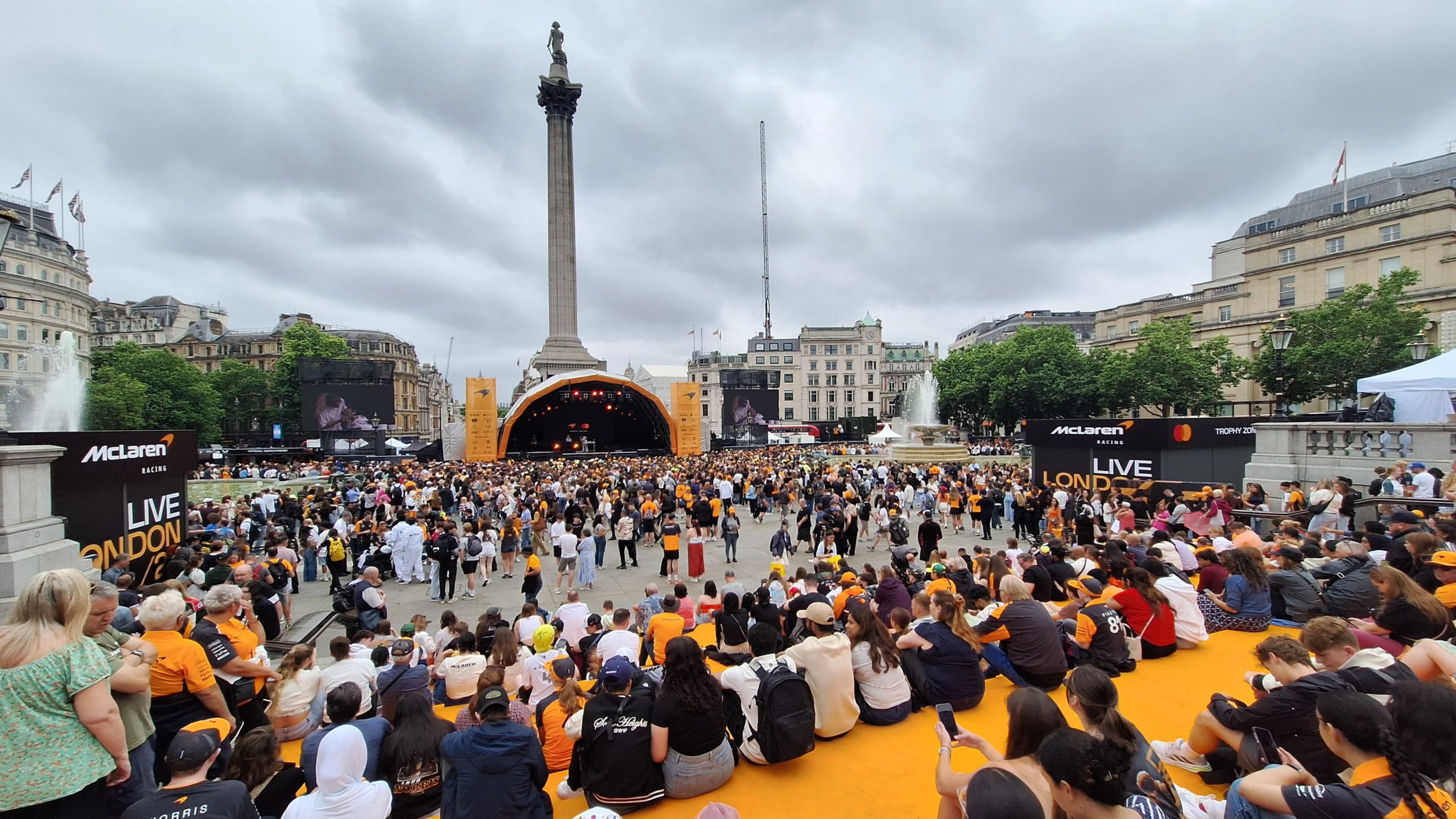 McLaren Racing Live: Η Trafalgar Square γέμισε με το papaya color της McLaren – Χιλιάδες φίλοι του μηχανοκίνητου αθλητισμού στη φαντασμαγορική εκδήλωση στο Λονδίνο