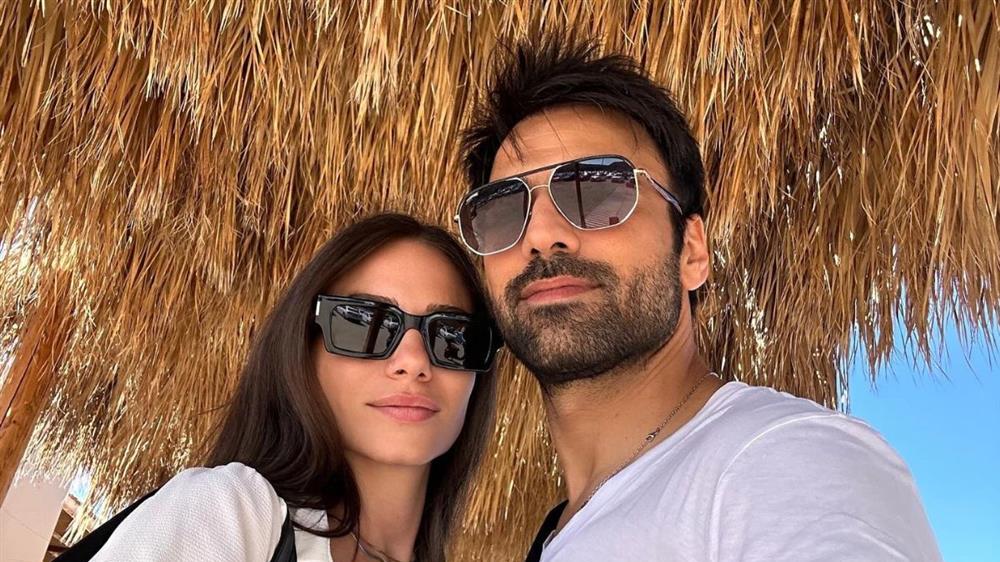 Ανδρέας Γεωργίου: Φωτογραφίζει τη σύζυγό του, Σιμώνη με μαγιό στην παραλία σε προχωρημένη εγκυμοσύνη