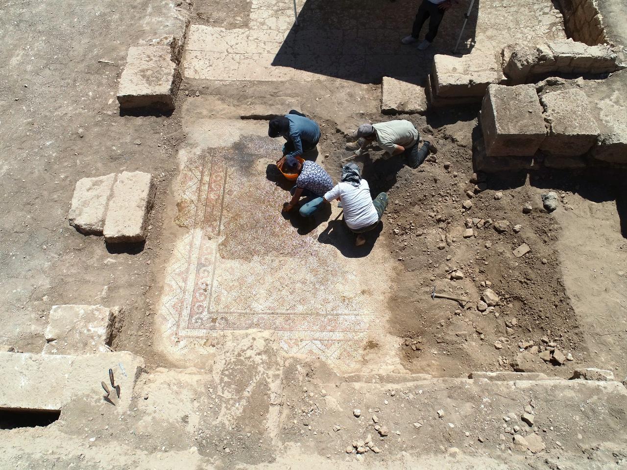 Ένα μωσαϊκό σχεδόν 1.500 ετών ανακαλύφθηκε στην αρχαία πόλη Δάρα, που βρίσκεται στην περιοχή Άρτουκλου της Μάρντιν, στην Τουρκία, στις 7 Ιουλίου 2025. (Φωτογραφία: AA)Ένα μωσαϊκό σχεδόν 1.500 ετών ανακαλύφθηκε στην αρχαία πόλη Δάρα, που βρίσκεται στην περιοχή Άρτουκλου της Μάρντιν, στην Τουρκία, στις 7 Ιουλίου 2025. (Φωτογραφία: AA)