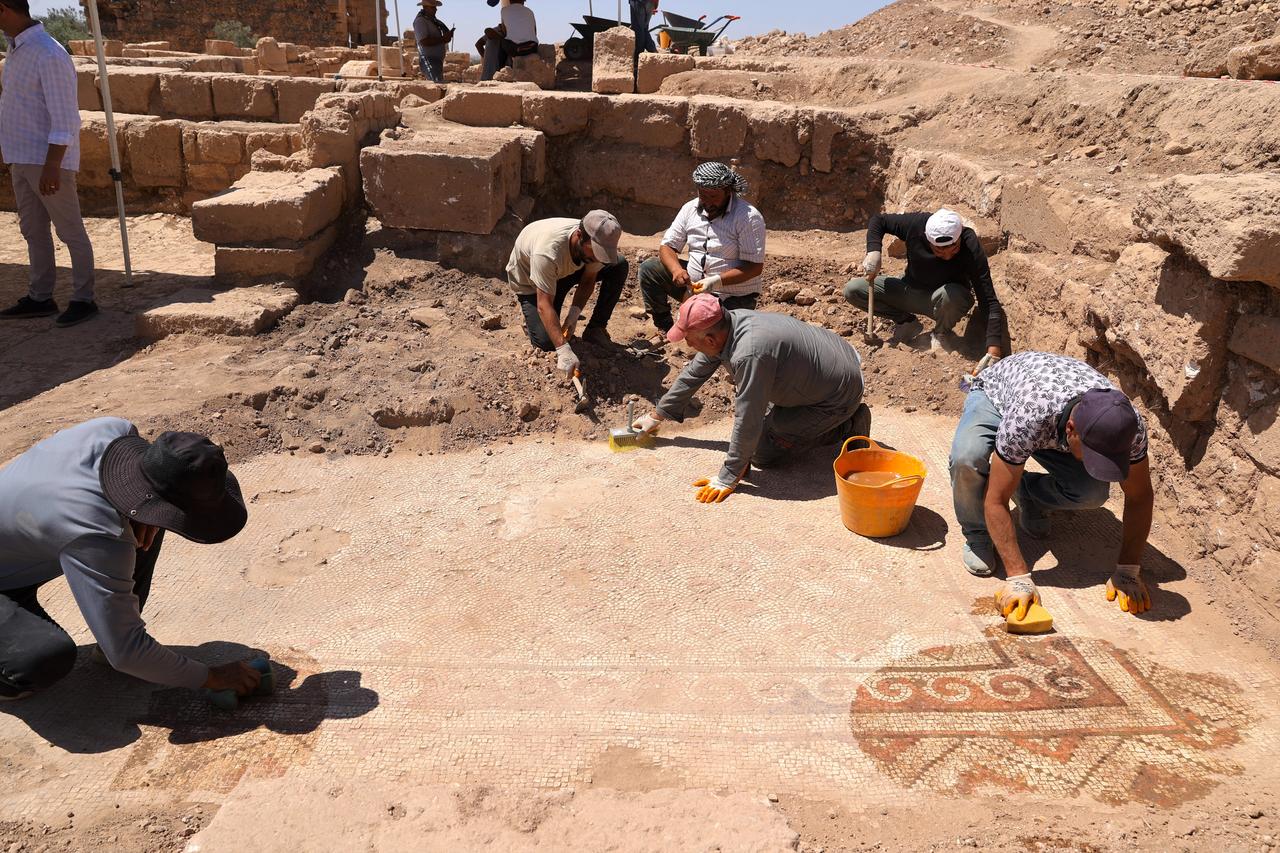 Ένα μωσαϊκό σχεδόν 1.500 ετών ανακαλύφθηκε στην αρχαία πόλη Δάρα, που βρίσκεται στην περιοχή Άρτουκλου της Μάρντιν, στην Τουρκία, στις 7 Ιουλίου 2025. (Φωτογραφία: AA)