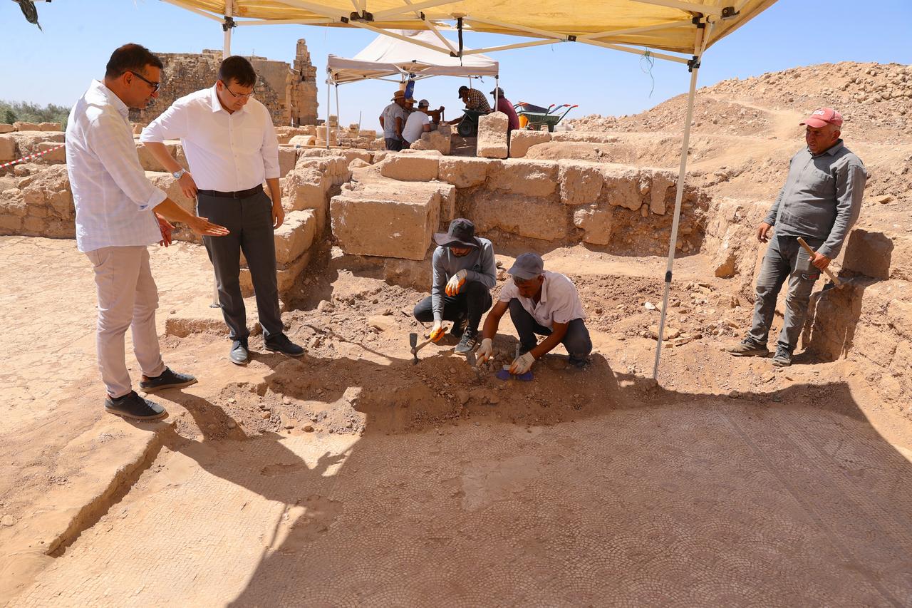 Ένα μωσαϊκό σχεδόν 1.500 ετών ανακαλύφθηκε στην αρχαία πόλη Δάρα, που βρίσκεται στην περιοχή Άρτουκλου της Μάρντιν, στην Τουρκία, στις 7 Ιουλίου 2025. (Φωτογραφία: AA)