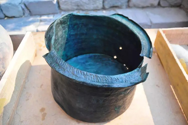 Το χάλκινο καζάνι που ανακαλύφθηκε σε δεξαμενή μέσα σε αυλή της "οικίας με τα μωσαϊκά". Φωτογραφία: DHA