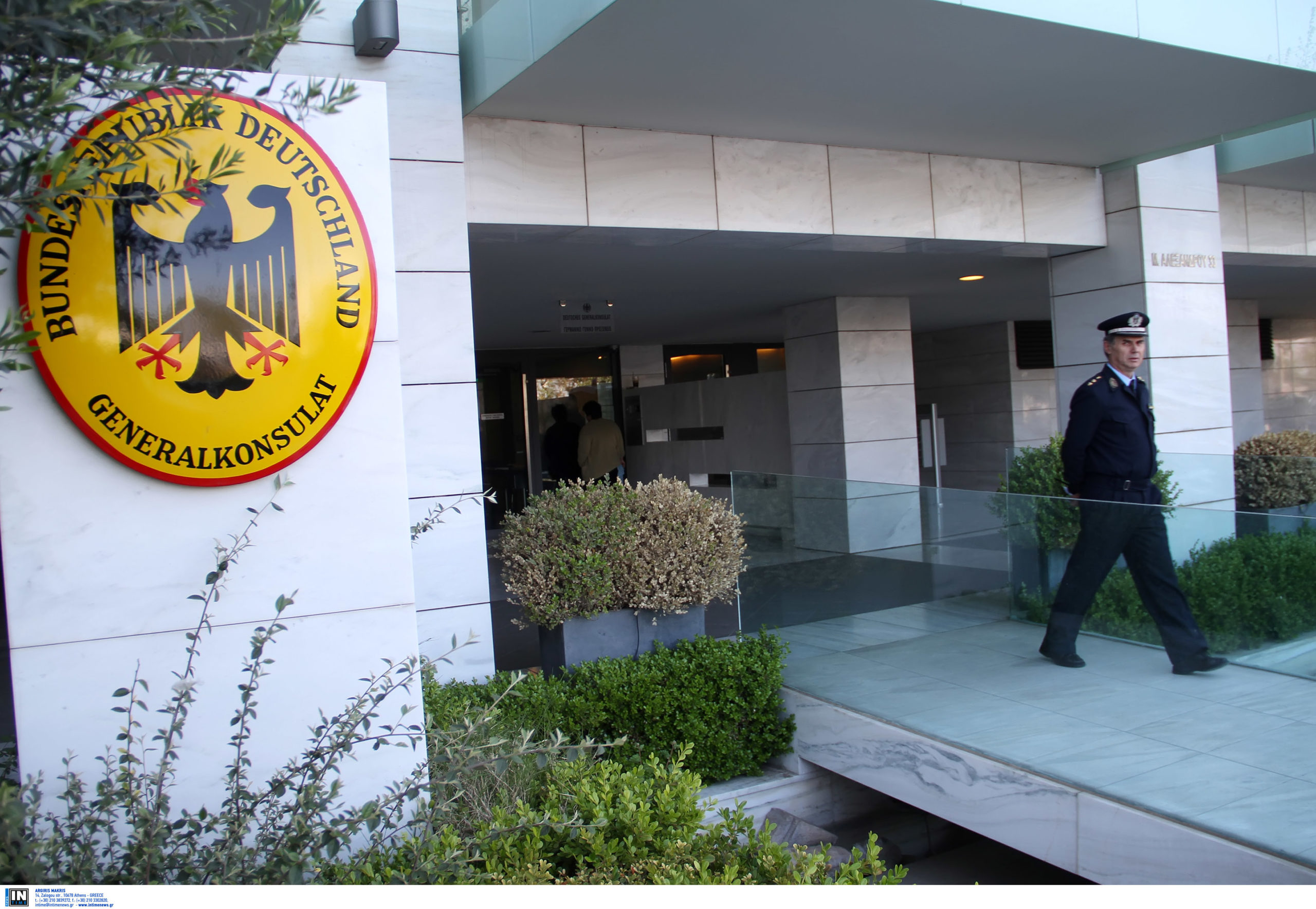 Θεσσαλονίκη: Συνελήφθη τουρίστας που… ούρησε πάνω σε γλυπτό στην είσοδο του γερμανικού προξενείου