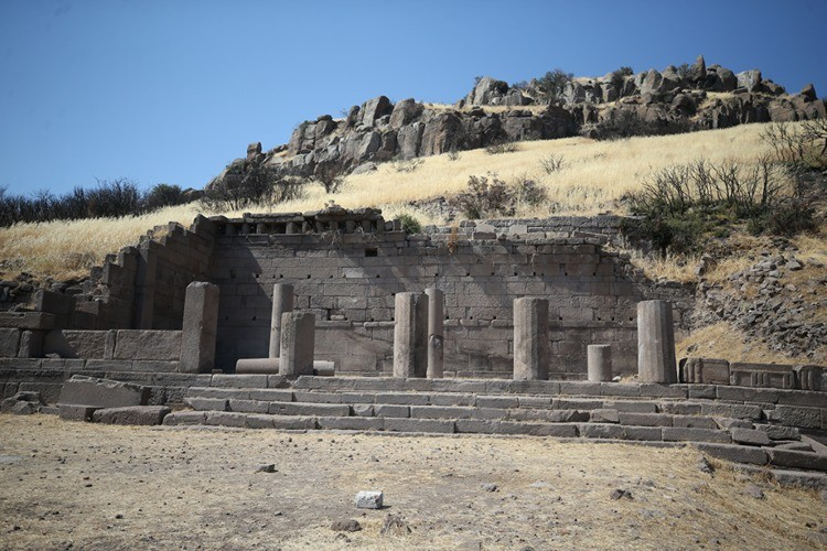 Ανασκαφές στην αρχαία πόλη της Άσσου, όπου ανακαλύφθηκε στοά 3.500 ετών. Φωτογραφία: Burak Akay/AA