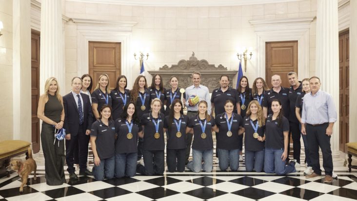 Μητσοτάκης: Συναντήθηκε με τη «χρυσή» εθνική ομάδα πόλο γυναικών