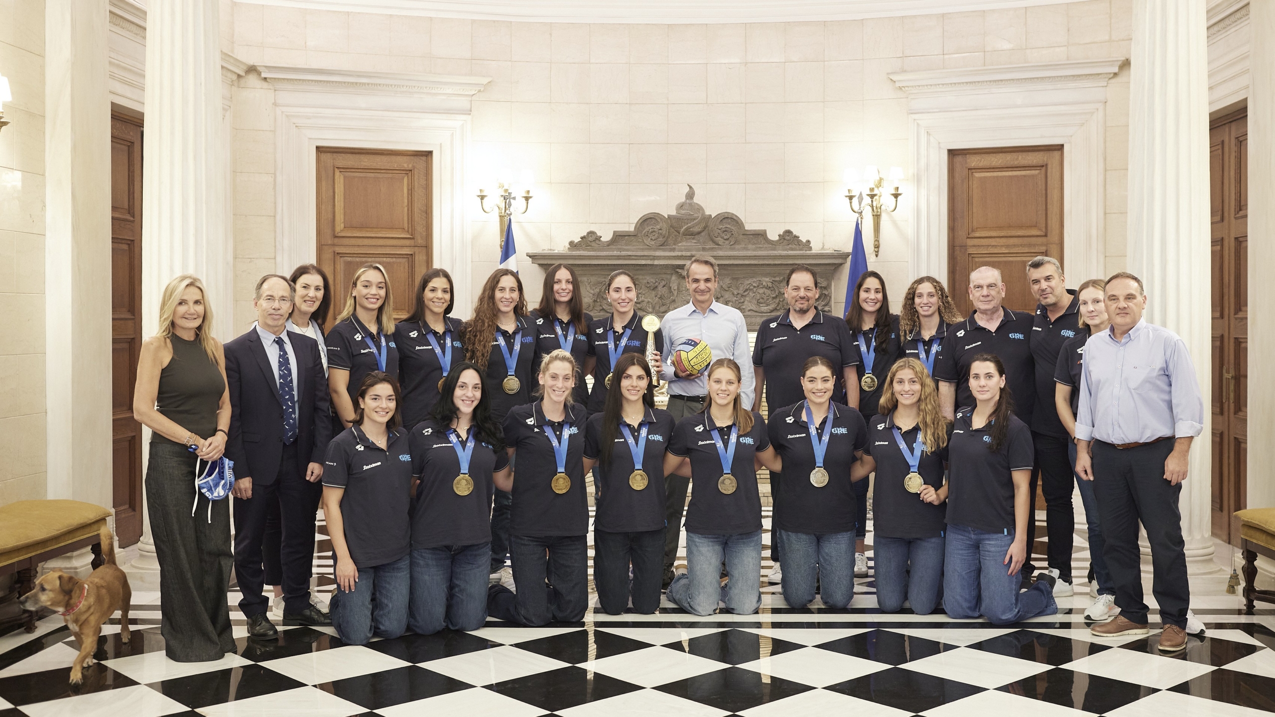 Μητσοτάκης: Συναντήθηκε με τη «χρυσή» εθνική ομάδα πόλο γυναικών