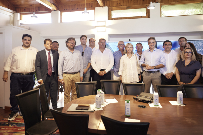 Μητσοτάκης από Σκιάθο: Κλείνουμε τα αυτιά στην τοξικότητα, εργαζόμαστε σκληρά και λύνουμε προβλήματα