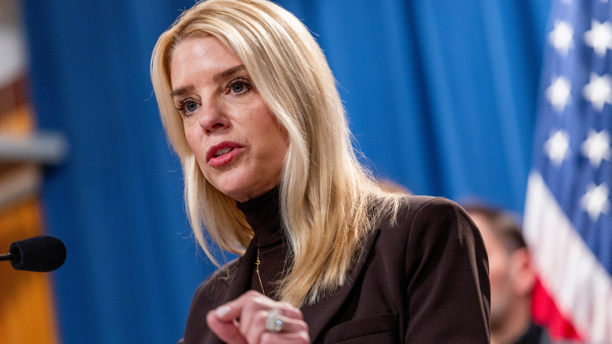 Η κυβέρνηση του Ντόναλντ Τραμπ έβαλε στο αρχείο δίωξη κατά γιατρού που κατηγορούνταν ότι κατέστρεφε εμβόλια κατά της Covid