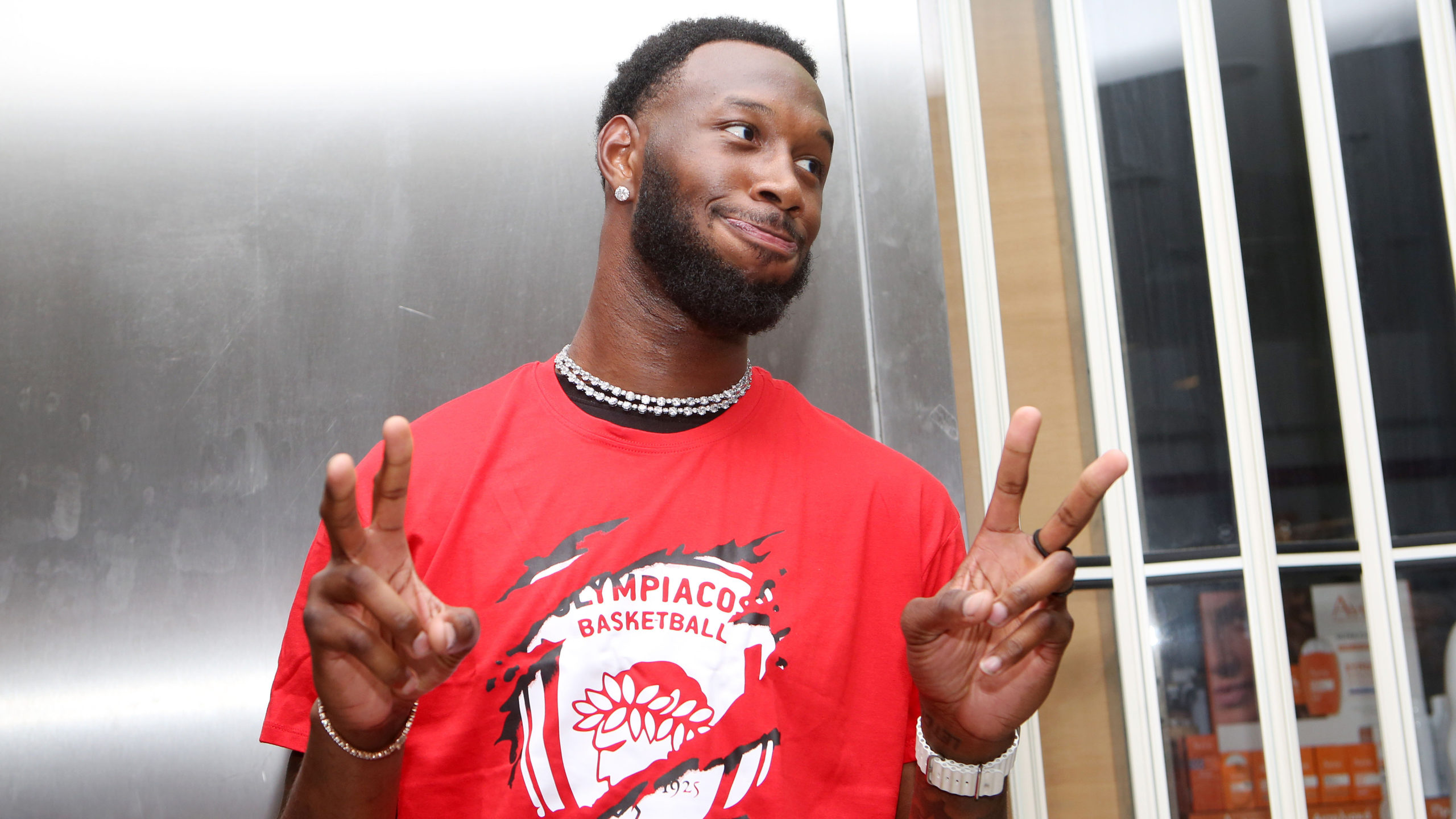 Ολυμπιακός: Έφτασε στην Ελλάδα ο Ντόντα Χολ – Η… Οδύσσεια με το ταξίδι και οι πρώτες του δηλώσεις ως παίκτης των Πειραιωτών