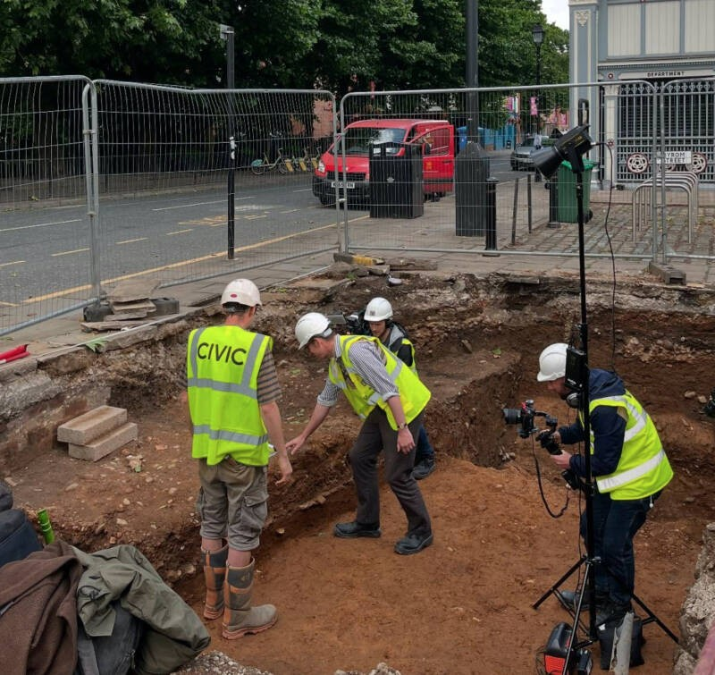 Αρχαιολόγοι σε ανασκαφές στο κέντρο του Μάντσεστερ. Φωτογραφία: allthatsinteresting.com