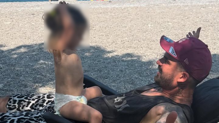 Δημήτρης Αλεξάνδρου: Ξέγνοιαστες στιγμές για πατέρα και γιο στην Σαντορίνη – BINTEO