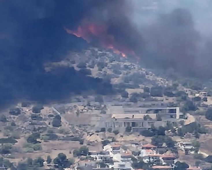 Φωτιά στο Κορωπί: Ενισχύθηκαν οι δυνάμεις πυρόσβεσης, επιχειρούν 16 εναέρια μέσα – Επιστρατεύτηκαν και πλωτά σκάφη