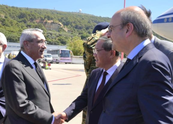 Στη Ρόδο ο πρωθυπουργός της Λαϊκής Δημοκρατίας της Κίνας Λι Τσιάνγκ - Τον υποδέχθηκε ο Κωστής Χατζηδάκης