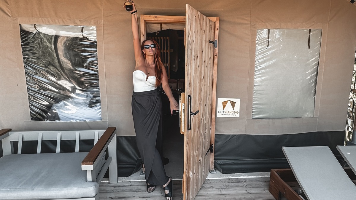Σίσσυ Χρηστίδου: Απόδραση σε μυστικό glamping της Λήμνου – Η φωτογραφία με μαγιό που «έριξε» το Instagram