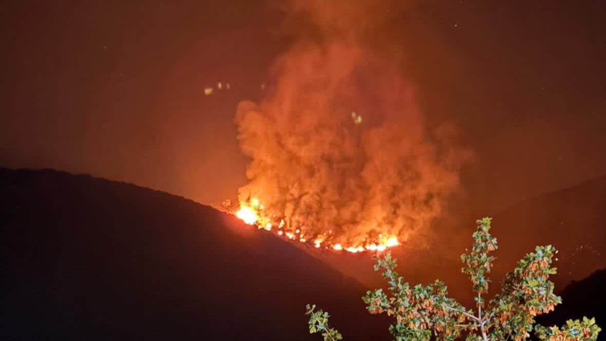 Η φωτιά στην Μεσσηνία όπως φαίνεται από το χωριό Σελλά – Δείτε φωτογραφία