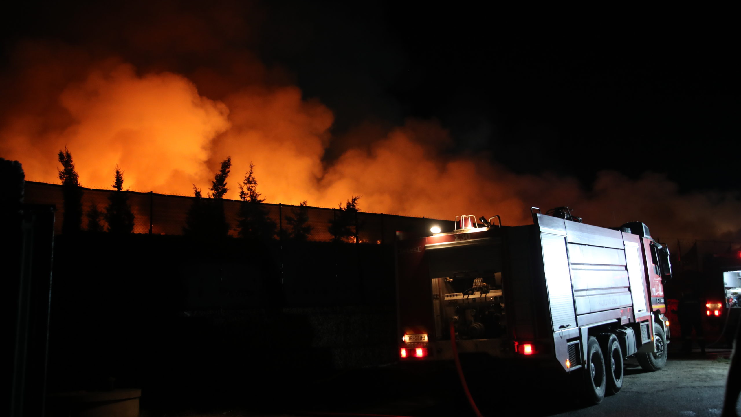 Θεσσαλονίκη: Συνεχίζεται η επιχείρηση κατάσβεσης της φωτιάς που ξέσπασε σε εργοστάσιο στην ΒΙΠΕ Σίνδου