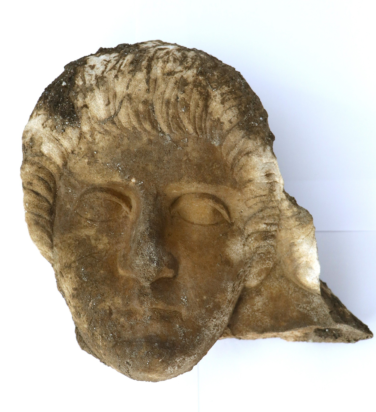 Το λεπτοδουλεμένο μαρμάρινο πρόσωπο που ανακαλύφθηκε, στο σημείο που θα κατασκευαστεί αγωγός φυσικού αερίου.