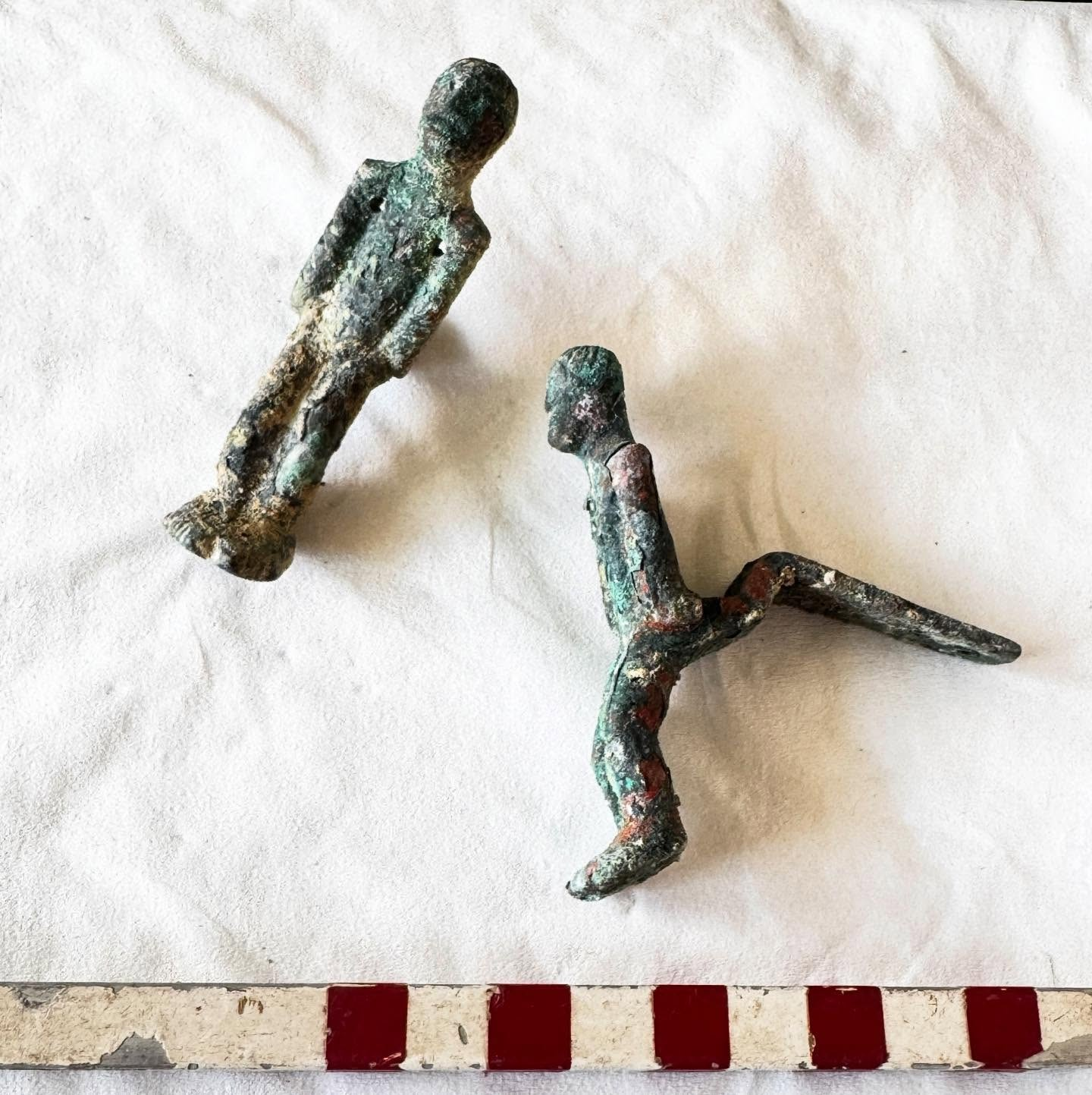 Η φοιτήτρια αρχαιολογίας Laura Zentai, συμμετέχει στις αδιάλειπτες ανασκαφές και έχει φέρει στο φως τρία σπάνια, χάλκινα ειδώλια που υπολογίζεται πως έχουν ηλικία 2.000 ετών. Φωτογραφία: Brigetio/Facebook