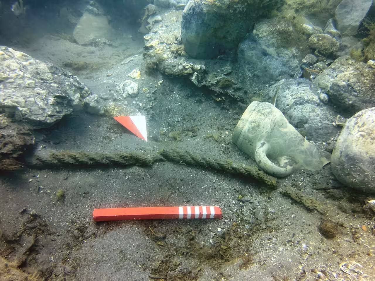 Το κομμάτι του κάβου του 6ου αιώνα που ανακαλύφθηκε στο ναυάγιο. Φωτογραφία: Soprintendenza del Mare