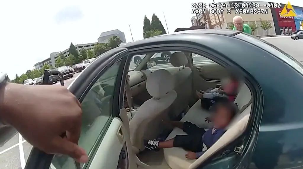 Βίντεο από τη δραματική διάσωση 2 παιδιών που ήταν κλειδωμένα σε αυτοκίνητο και «ψήνονταν» στους 47°C