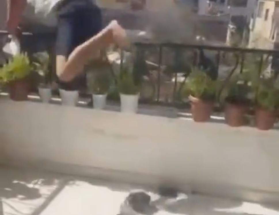 Συρία: Συγκλονιστικό βίντεο δείχνει ενόπλους να αναγκάζουν Δρούζους να πηδήξουν από μπαλκόνι – Σκληρές εικόνες