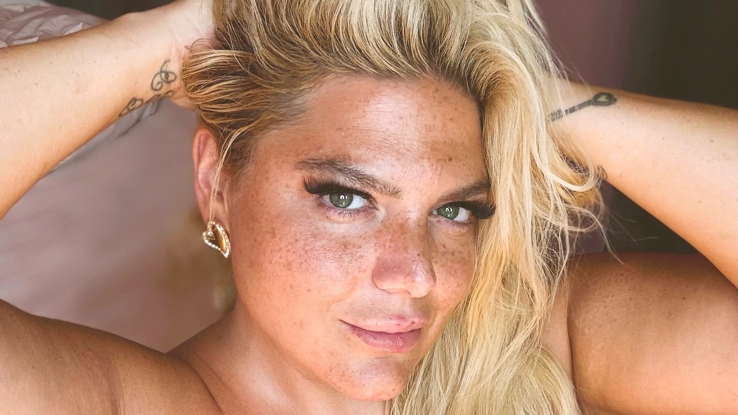 Δανάη Μπάρκα: Από τη σκηνή του θεάτρου στην… θάλασσα με χαμόγελο