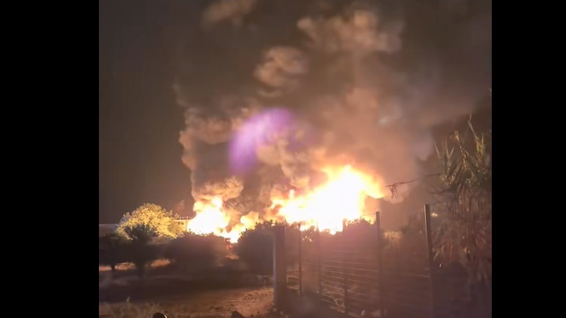 Αίγιο: Μεγάλη φωτιά σε εργοστάσιο ανακύκλωσης στην περιοχή Τεμένη, ήχησε το 112 – Δείτε βίντεο