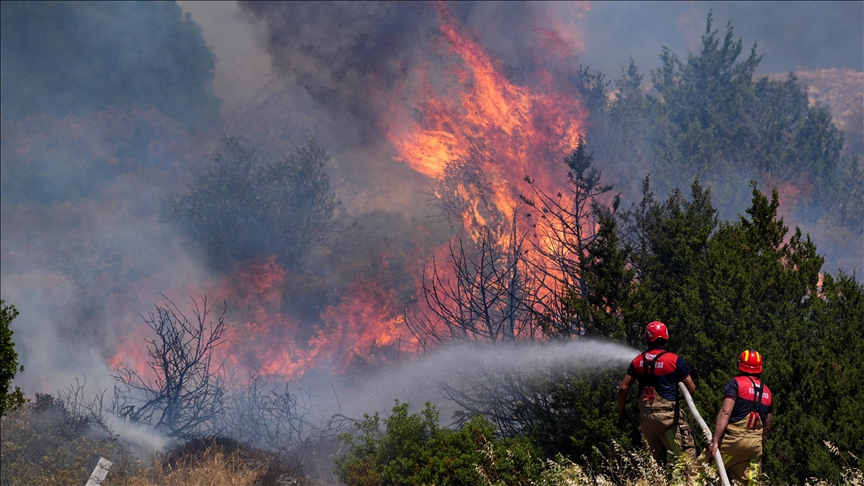 Τουρκία: Μαίνονται οι φωτιές στην Σμύρνη – Σφοδροί άνεμοι δυσκολεύουν την επιχείρηση κατάσβεσης