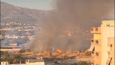 Φωτιά σε οικοπεδικούς χώρους στο Μενίδι – Οι πρώτες εικόνες