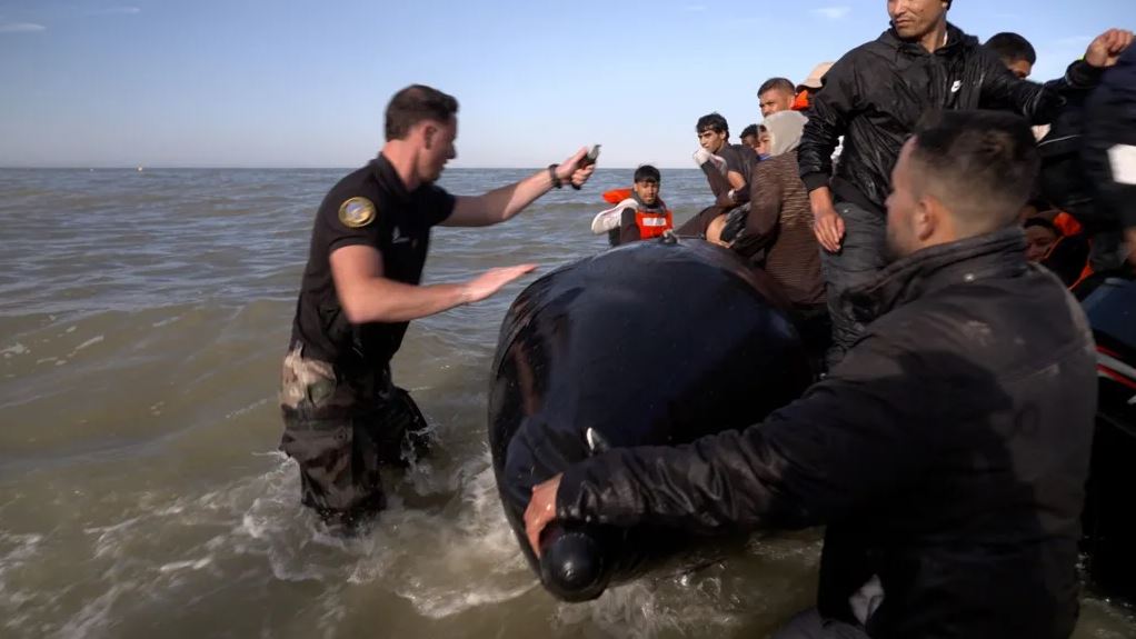 Σάλος στην Γαλλία: Αστυνομικοί βούτηξαν στην θάλασσα κι έσκισαν φουσκωτή βάρκα γεμάτη μετανάστες – ΒΙΝΤΕΟ