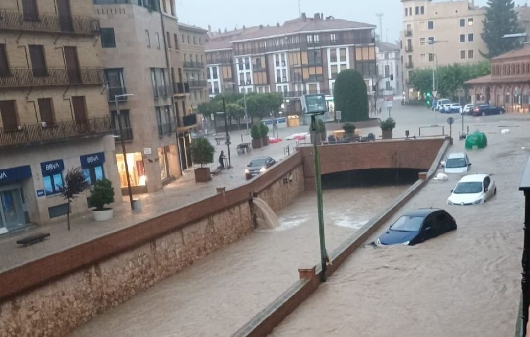 Ισπανία: Σε κόκκινο συναγερμό η Καταλονία λόγω ισχυρών βροχοπτώσεων – Βίντεο με αυτοκίνητα να παρασύρονται σε πλημμύρες