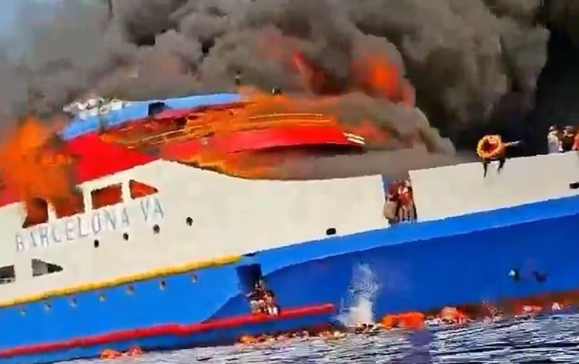 Ινδονησία: Στις φλόγες πλοίο με 280 επιβάτες, 5 νεκροί – Δραματικά πλάνα με ανθρώπους στην θάλασσα