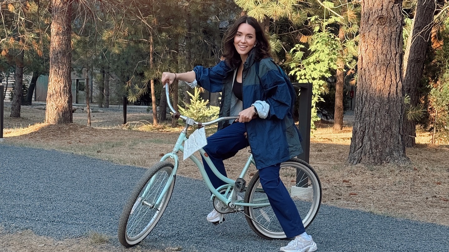 Καλομοίρα: Bόλτα με το ποδήλατο στην Καλιφόρνια – Το βίντεο που τράβηξε η κόρη της