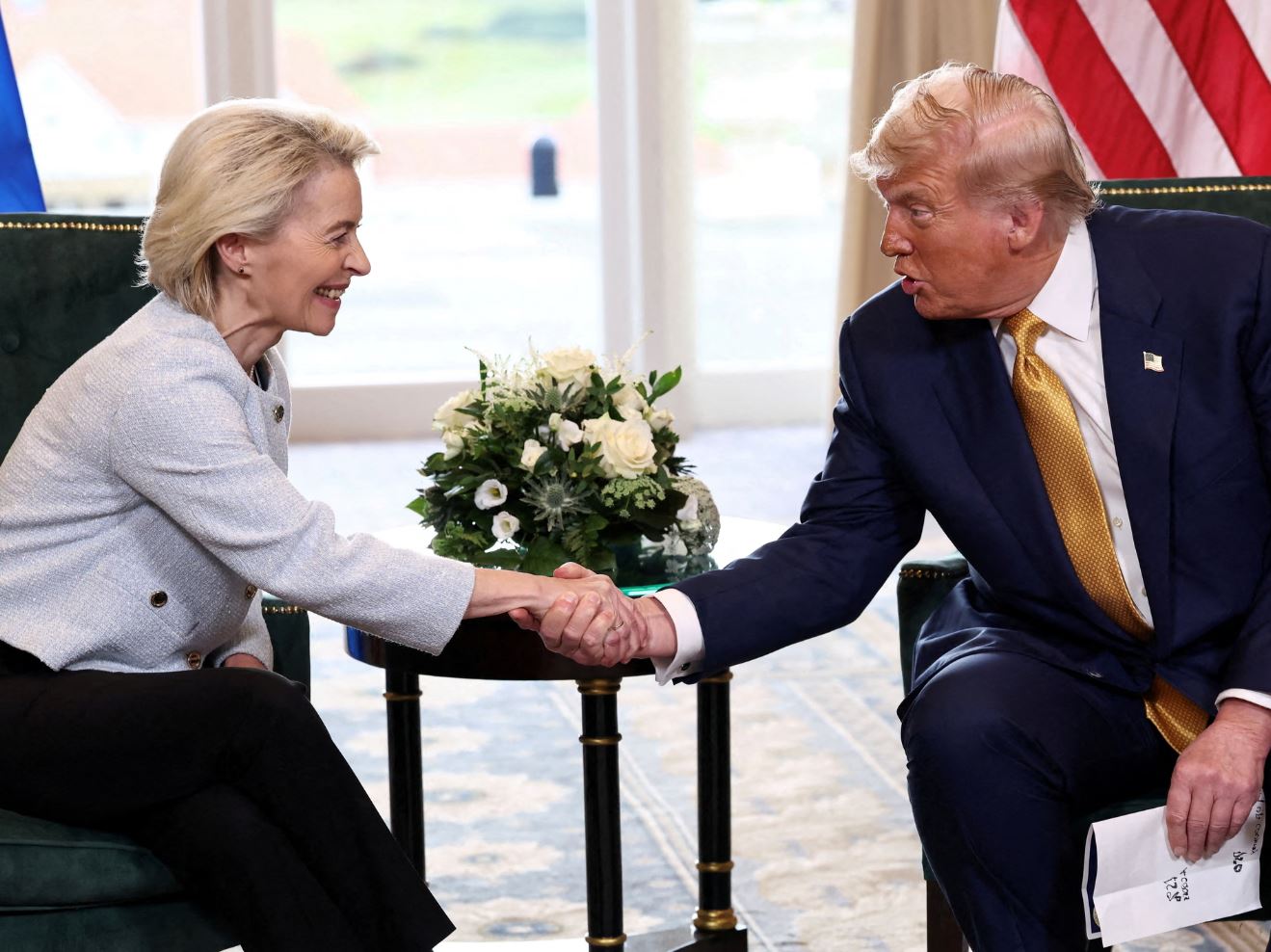 ΕΕ-ΗΠΑ: Η Φον ντερ Λάιεν απέφυγε τον αιφνιδιαστικό πόλεμο του Τραμπ, αλλά η εμπορική συμφωνία εκθέτει τα ελαττώματα της Ευρώπης – Ανάλυση του Guardian