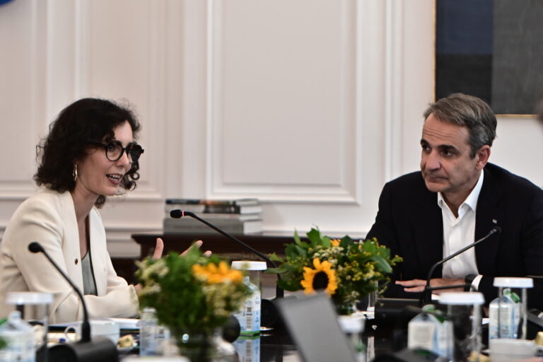 Συνάντηση Μητσοτάκη με την Ευρωπαία Επίτροπο Ισότητας – Στο επίκεντρο το μέτωπο της Πολιτικής Προστασίας