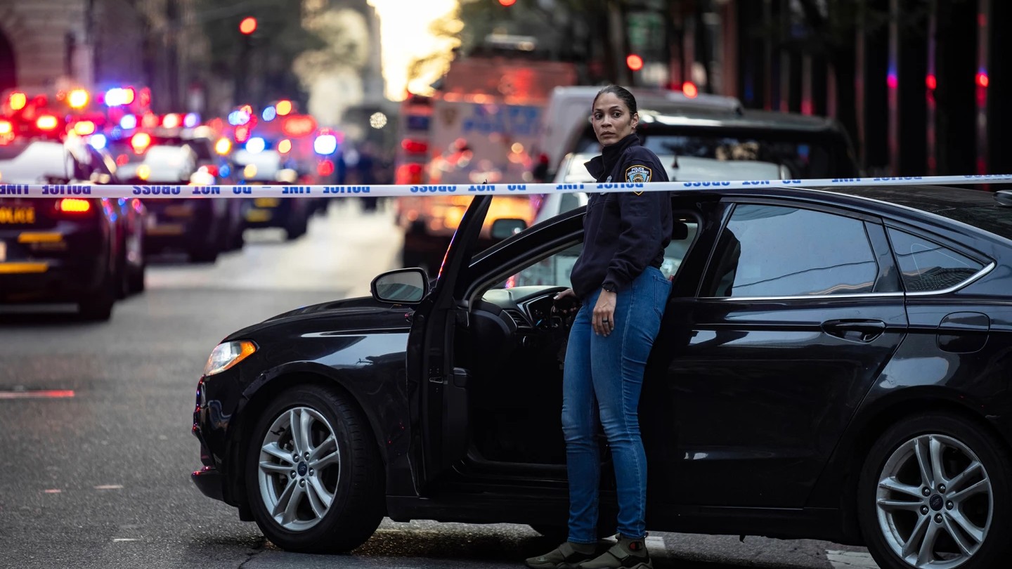 ΗΠΑ: Πέντε οι νεκροί, ανάμεσά τους ένας αστυνομικός, από την επίθεση με πυροβολισμούς στη Νέα Υόρκη – Αυτοκτόνησε ο δράστης
