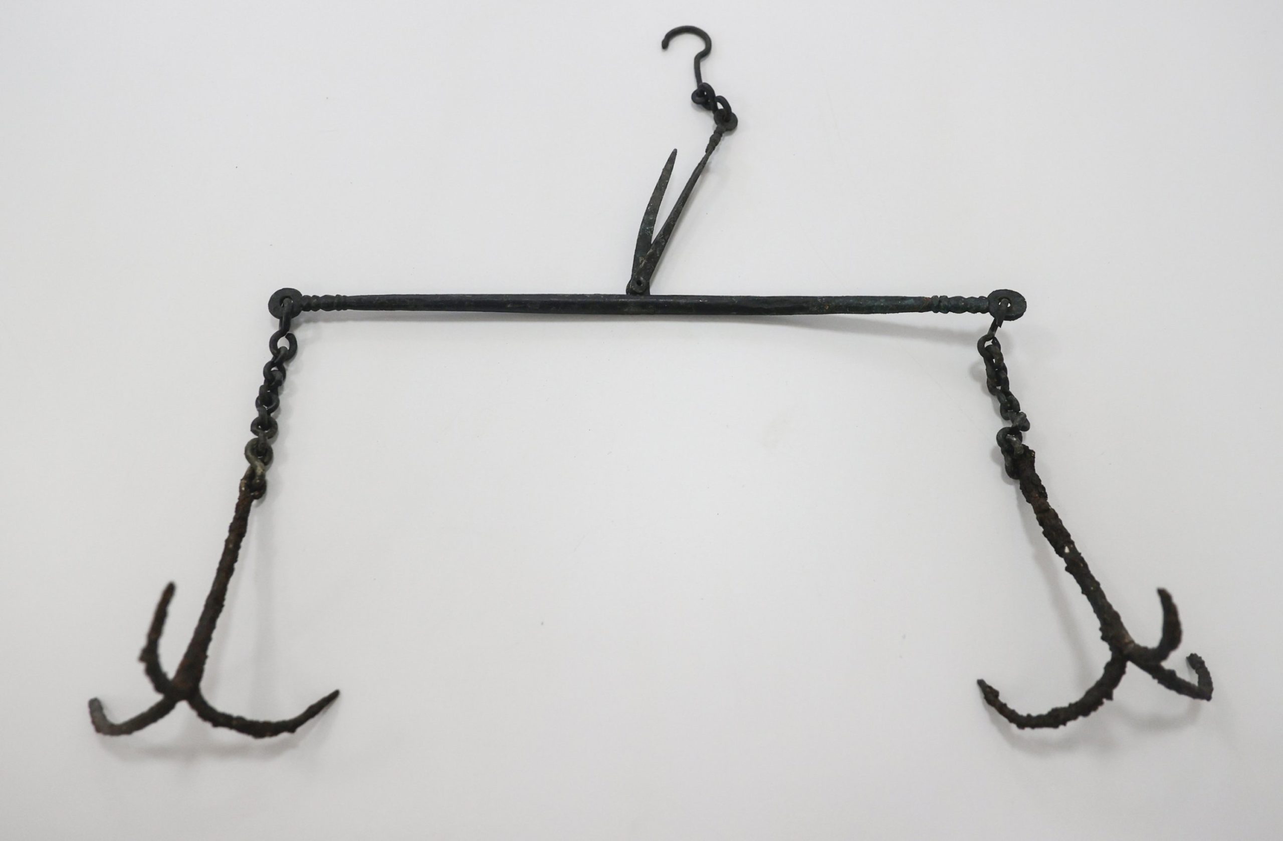 Οι σιδερένιες ζυγαριές που αποκαλύφθηκαν κατά τη διάρκεια ανασκαφών στην αρχαία πόλη Uzuncaburç, Mersin, (Φωτογραφία AA)