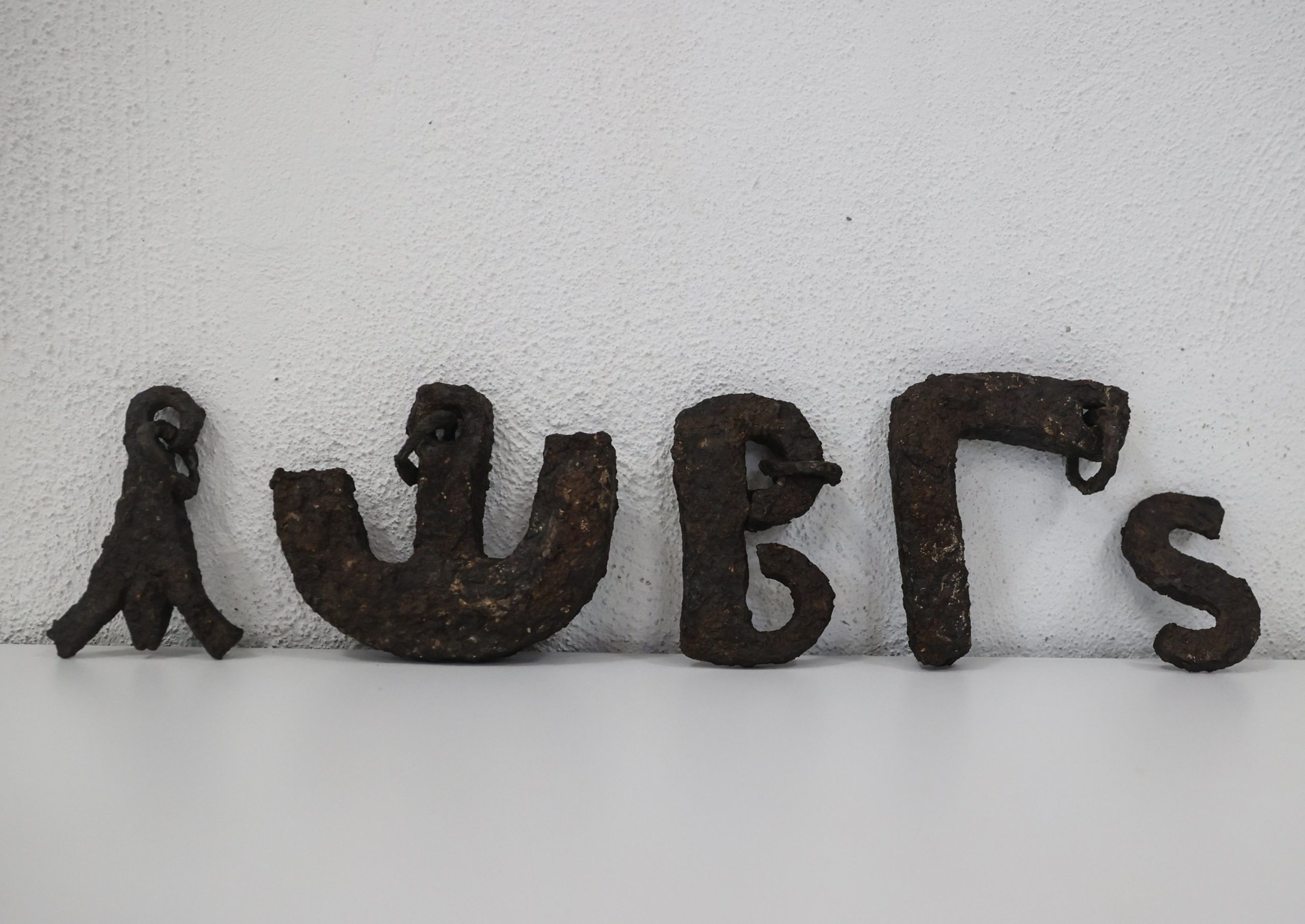 Αρχαιολόγοι ανακαλύπτουν σιδερένια βάρη 1.600 ετών σε σχήμα ελληνικών γραμμάτων κατά τη διάρκεια ανασκαφών στην αρχαία πόλη Uzuncaburç, στη Μερσίνα, στη νότια Τουρκία, στις 2 Ιουλίου 2025. (Φωτογραφία AA)